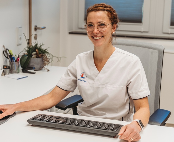 Foto von Internistin Luise Fink, Diabetologie OHZ am Schreibtisch sitzend