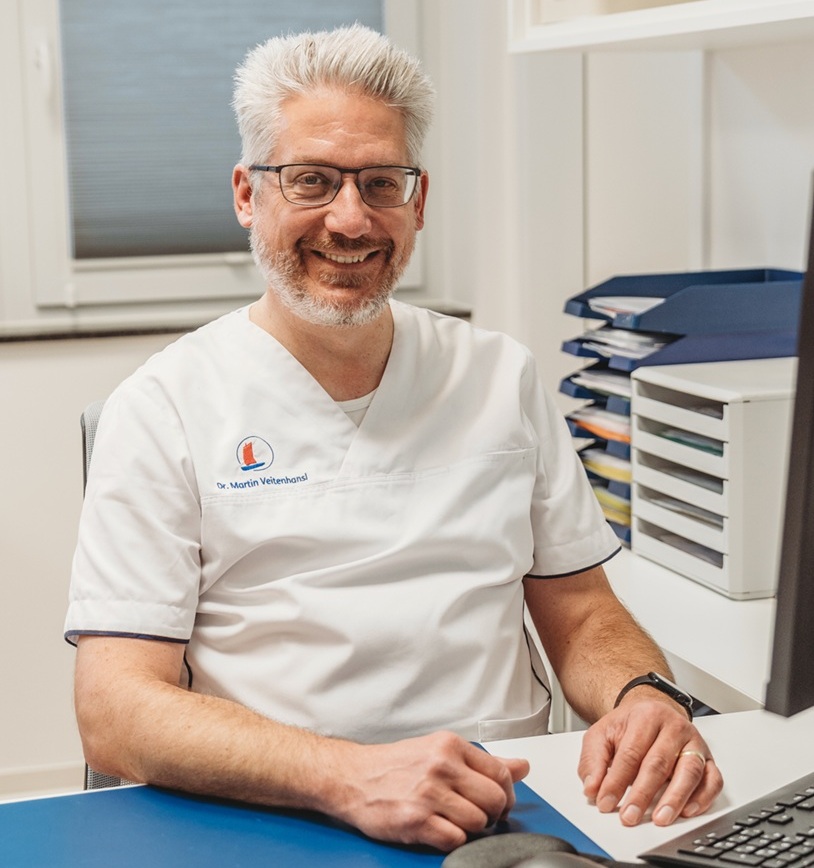 Foto von Dr. Martin Veitenhansl, Diabetologie OHZ an seinem Schreibtisch sitzend