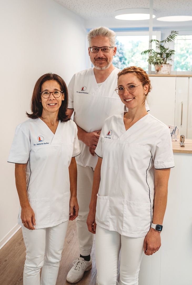 Foto vom Ärzteteam der Diabetologie Osterholz, bestehend aus Dr. Melanie Ibanez, Dr. Martin Veitenhansl und Luise Fink